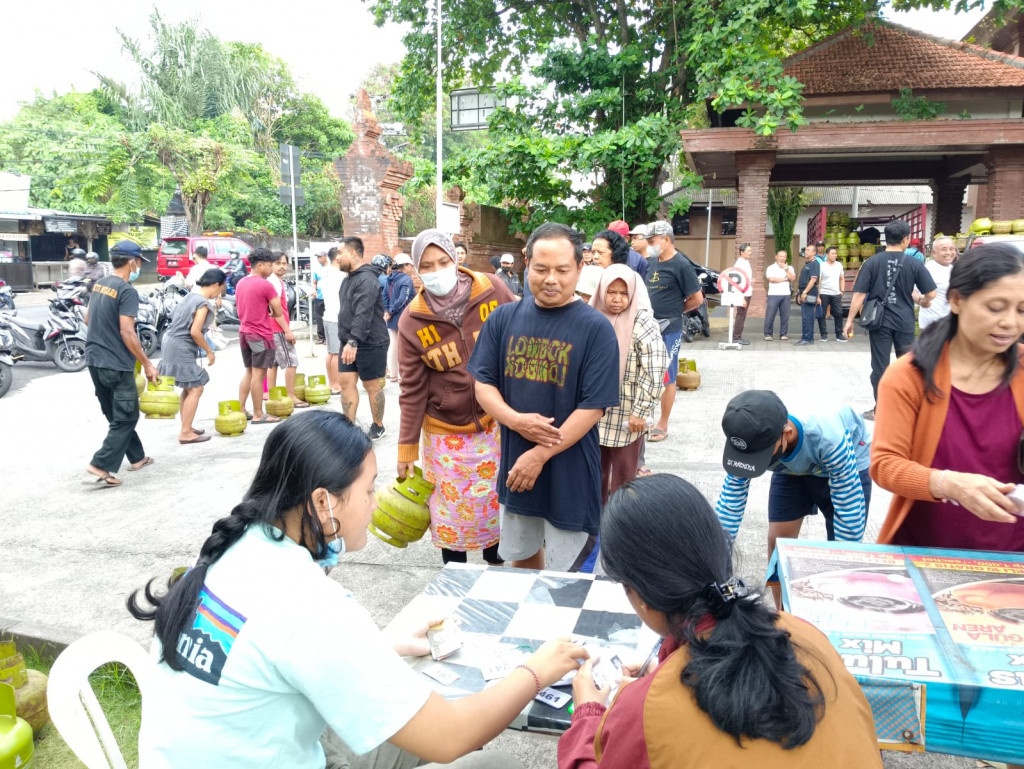 Antusias Masyarakat dalam Operasi Pasar Khusus LPG 3Kg di Desa Dalung